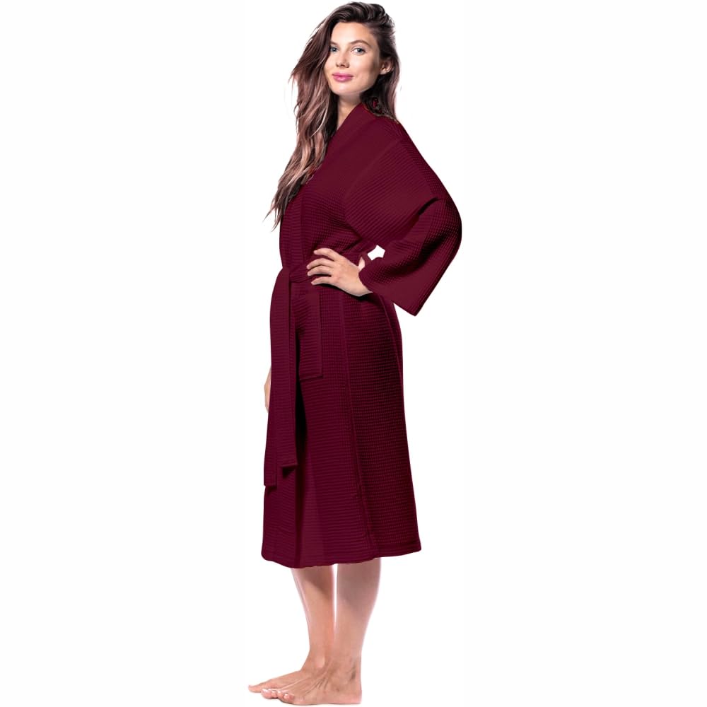 Maroon waffle bathrobe pocket and fabric detail